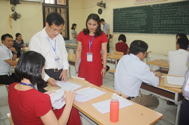 Ông Mai Văn Trinh cùng đoàn công tác kiểm tra công tác chấm thi THPT quốc gia năm 2018 tại Hà Nội