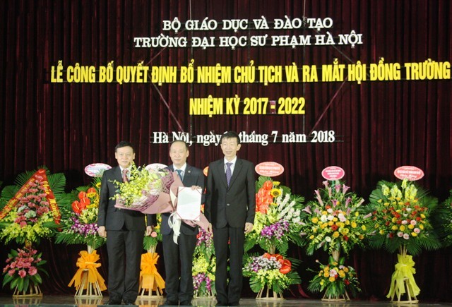 GS.TS Đỗ Việt Hùng (giữa) nhận quyết định bổ nhiệm chức vụ Chủ tịch Hội đồng Trường ĐHSP Hà Nội nhiệm kỳ 2017-2012.