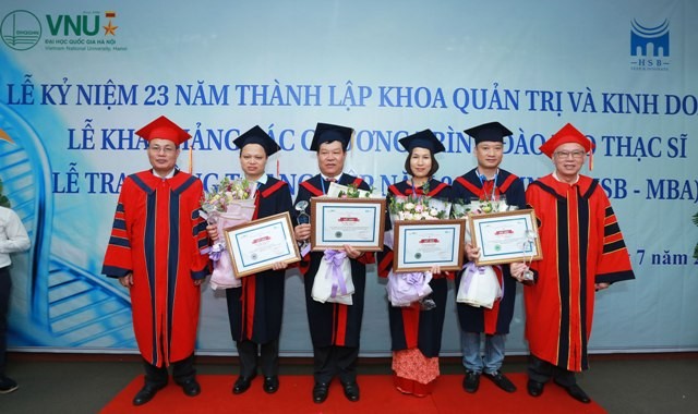 Bốn học viên có thành tích xuất sắc nhất trong học tập và các hoạt động chung của chương trình Thạc sĩ HSB - MBA và MNS đã được tôn vinh.