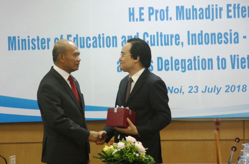 Bộ trưởng Bộ GD&ĐT Phùng Xuân Nhạ và ngài Muhadjir Effendy - Chủ tịch Hội đồng SEAMEO, Bộ trưởng Bộ Giáo dục và Văn hóa Indonesia