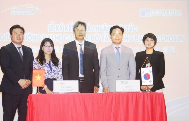 TS Ngô Xuân Hà - Hiệu trưởng Trường ĐH Thành Đô và ông Im Byoung-Choon (Trưởng phòng đối ngoại và Hợp tác Quốc tế, TrườngĐH Chosun) đại diện 2 bên kí kết hợp tác
