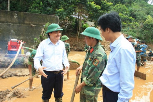 Bộ trưởng Bộ GD&ĐT Phùng Xuân Nhạ động viên các chiến sỹ trẻ đang hỗ trợ trường PTDTBT THCS Nà Ớt khắc phục hậu quả mưa lũ chuẩn bị đón khai giảng đúng kế hoạch vào ngày 5/9
