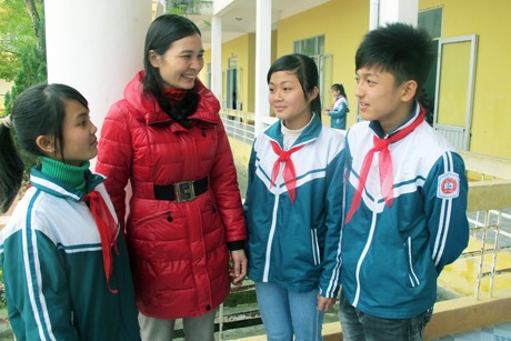 Cô Đoàn Hồng Hà trò chuyện với các em học sinh