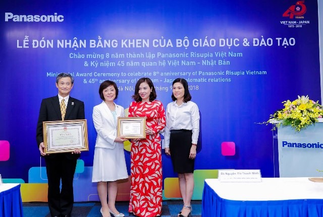  Ông Kazuhiro Matsushita – Tổng Giám đốc công ty TNHH Panasonic Việt Nam và bà Yoshiko Hamazaki nhận bằng khen của Bộ trưởng Bộ GD&ĐT và  Kỷ niệm chương vì sự nghiệp giáo dục