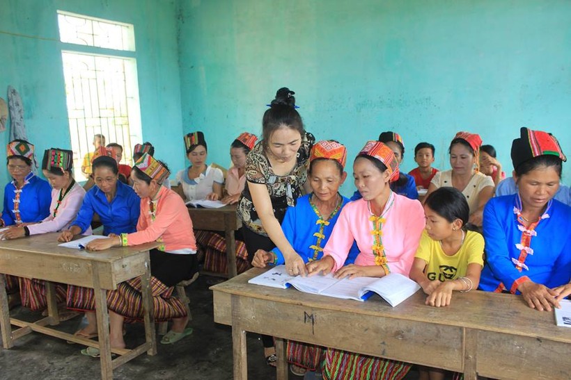 Lớp học xóa mù chữ tại bản Giáp Gát (xã Bình Sơn, huyện Anh Sơn, Nghệ An). Ảnh: Dân trí