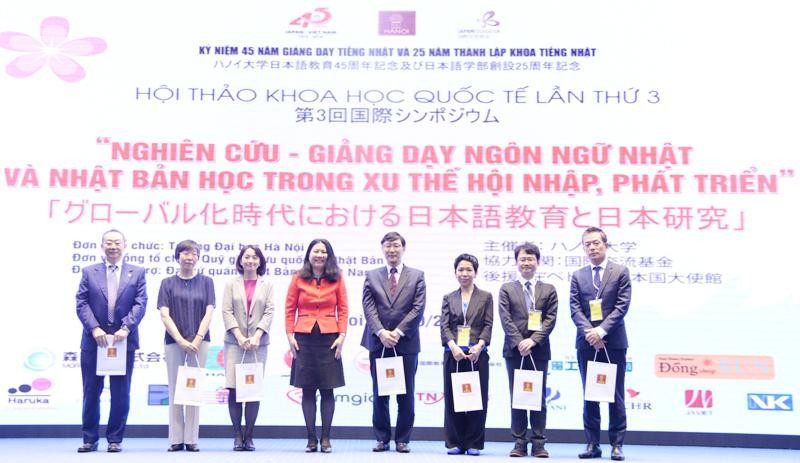 Bà Nguyễn Thị Cúc Phương – Phó hiệu trưởng Trường ĐH Hà Nội - tặng quà lưu niệm cho đại biểu, chuyên gia tại hội thảo