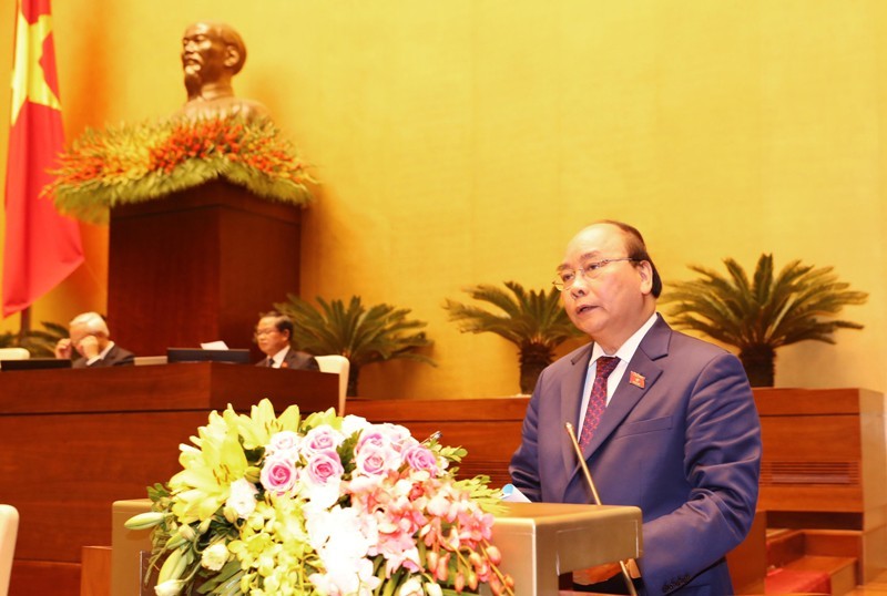 Thủ tướng Nguyễn Xuân Phúc trình bày báo cáo của Chính phủ về tình hình kinh tế - xã hội năm 2018 và kế hoạch phát triển kinh tế xã hội năm 2019 tại kỳ họp thứ 6, Quốc hội khóa XIV sáng nay (22/10). Ảnh: Trung tâm báo chí Quốc hội
