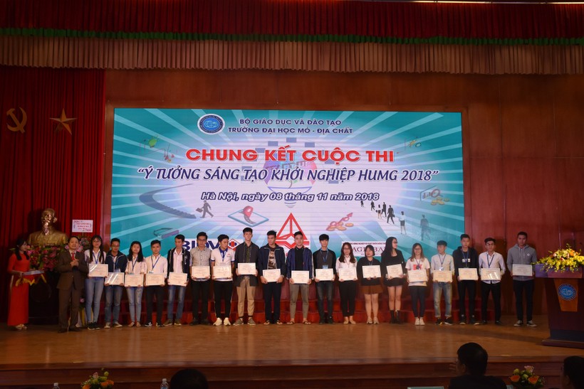 PGS.TS Triệu Hùng Trường - Phó Hiệu trưởng Trường ĐH Mỏ - Địa chất trao giấy chứng nhận cho các nhóm tác giả tham gia cuộc thi