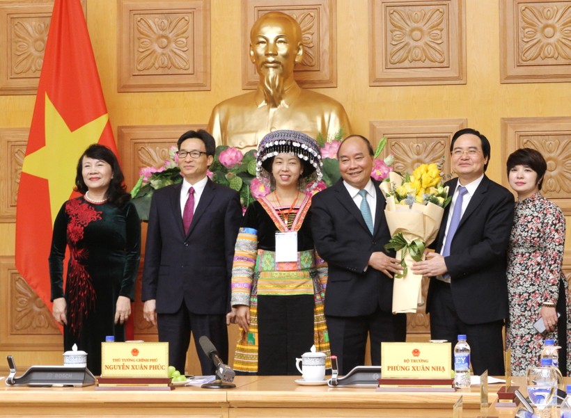 Cô Mùa Thị Chứ - GV Trường Tiểu học Pi Toong (Mường La, Sơn La) tặng hoa Thủ tướng.