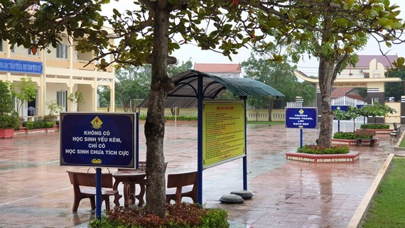 Các câu khẩu hiệu trong khuôn viên trường THCS Duy Ninh. Ảnh: Báo Sài Gòn giải phóng