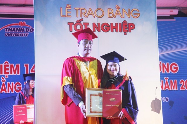 TS Ngô Xuân Hà - Hiệu trưởng Trường ĐH Thành Đô trao bằng tốt nghiệp cho tân dược sĩ