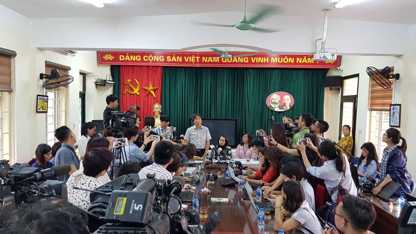 Rất đông phóng viên dự họp báo sáng nay tại Trường tiểu học Quang Trung