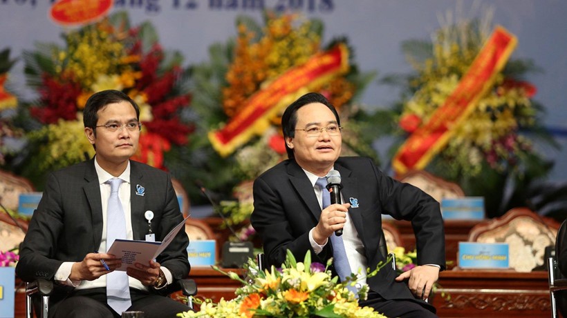 Bộ trưởng Bộ GD&ĐT Phùng Xuân Nhạ (phải ảnh) đối thoại cùng sinh viên. Ảnh Ngọc Thắng/Thanh niên