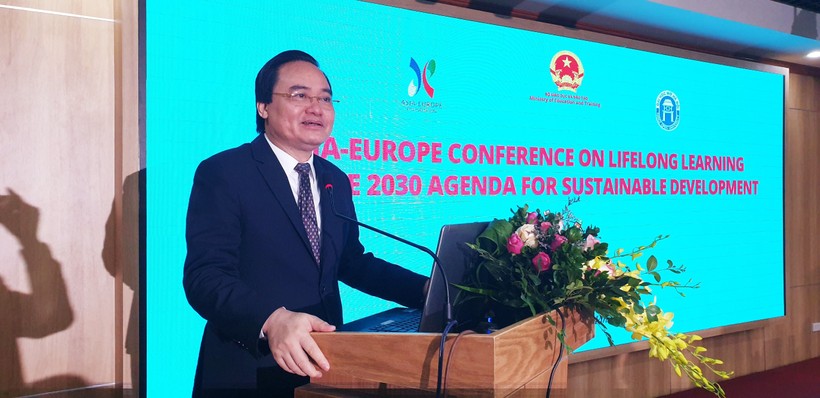 Bộ trưởng Bộ GD&ĐT Phùng Xuân Nhạ phát biểu tại Hội nghị.