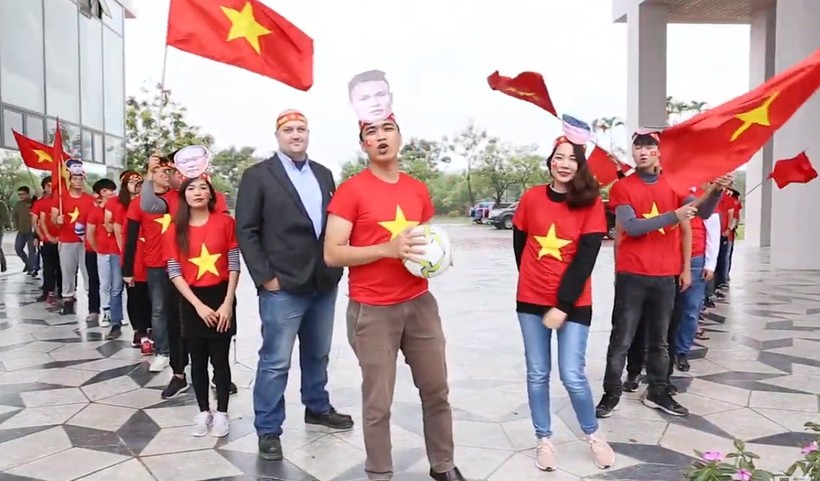 Sinh viên bất chấp mưa rét làm clip cổ vũ đội tuyển Việt Nam