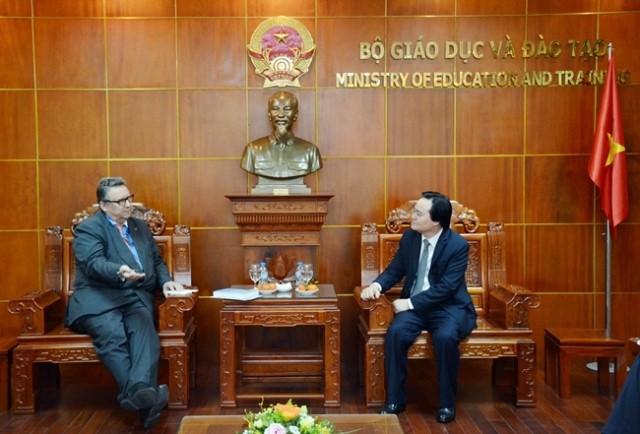 Bộ trưởng Bộ GD&ĐT Phùng Xuân Nhạ tiếp ngài Kari Kahiluoto - Đại sứ Phần Lan tại Việt Nam sáng 8/1.