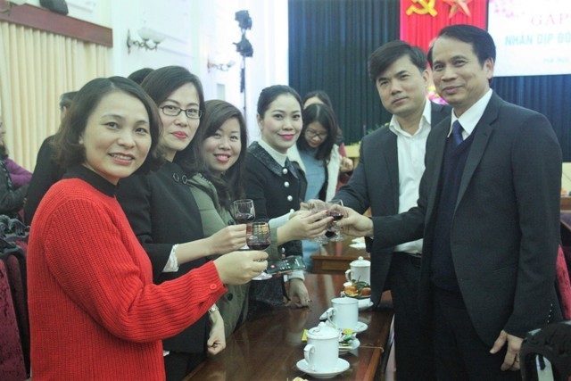 Thứ trưởng Bộ GD&ĐT Phạm Mạnh Hùng chúc mừng các phóng viên tại buổi gặp mặt