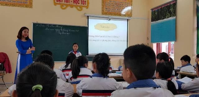 Cô giáo Trần Thị Thu Hương trong một giờ giảng bằng giáo án điện tử
