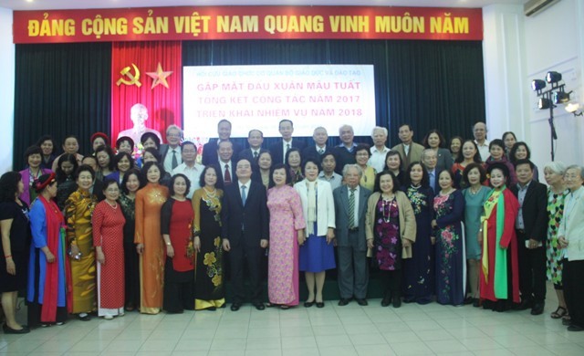 Bộ trưởng Bộ GD&ĐT Phùng Xuân Nhạ chụp ảnh lưu niệm cùng các cựu giáo chức