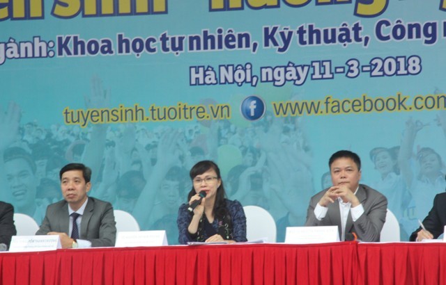 Bà Nguyễn Thị Kim Phụng trả lời trong buổi tư vấn tuyển sinh
