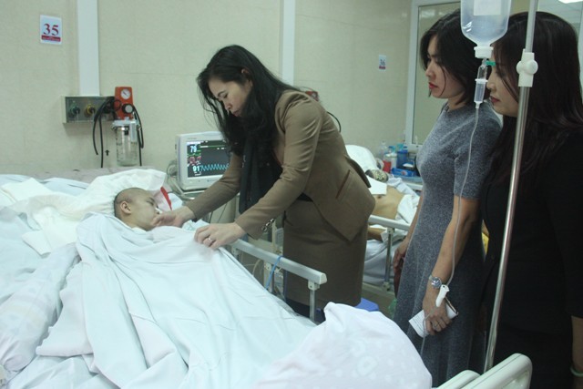 Bà Nguyễn Thị Bích Hợp cùng đoàn công tác đến thăm cô giáo Nguyễn Thị Kim Ngân