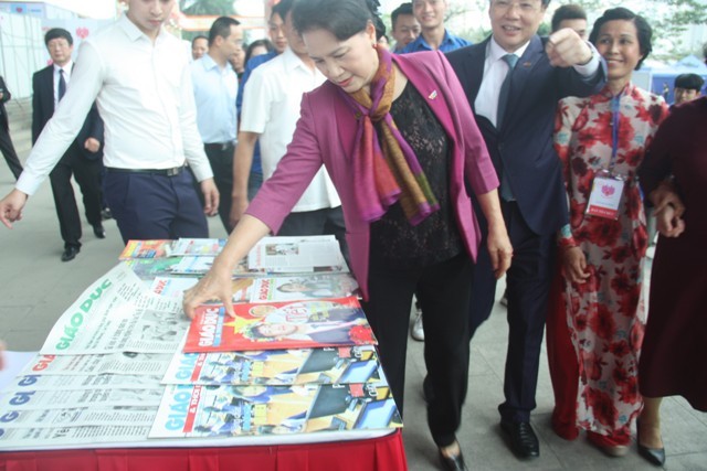 Chủ tịch Quốc hội Nguyễn Thị Kim Ngân đã đến thăm gian trưng bày của báo Giáo dục và Thời đại