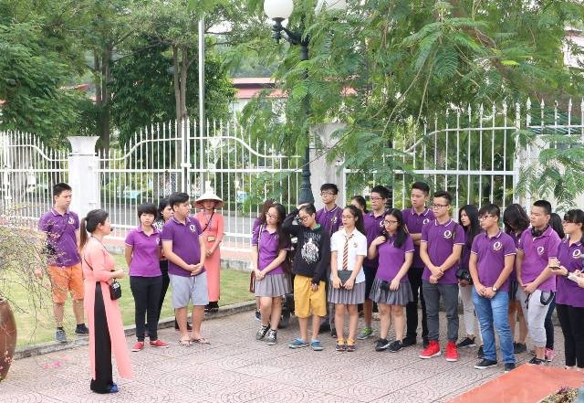 Cô giáo Ngô Thị Thu Giang và học sinh trong một trải nghiệm tại Hải Phòng.