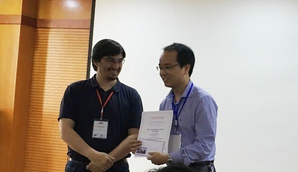 TS. Phạm Quang Nhật Minh (trái ảnh), chủ trì công trình nghiên cứu về Nhận diện danh từ riêng lồng nhau cho tiếng Việt, nhận giải nhất cuộc thi Nhận diện danh từ riêng của VLSP 2018.