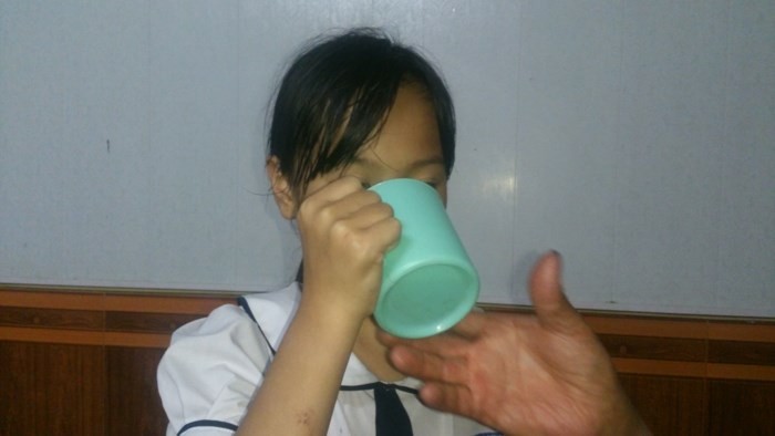Phương Anh miêu tả lại việc bị uống nước vắt từ giẻ lau bảng – Ảnh Thanh Lâm-báo Thanh niên
