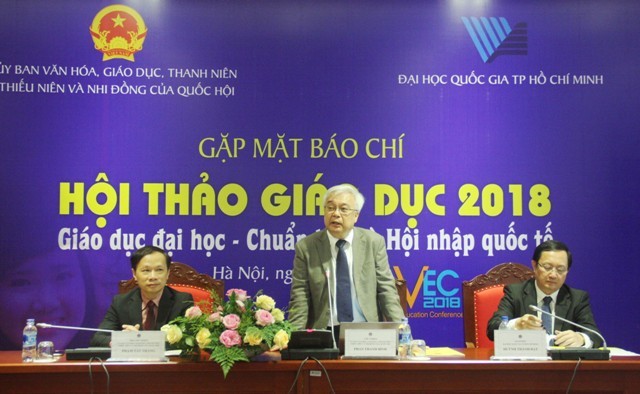 Ông Phan Thanh Bình – Chủ nhiệm Ủy ban Văn hóa, Giáo dục, Thanh niên, Thiếu niên và Nhi đồng Quốc hội phát biểu tại buổi họp báo.