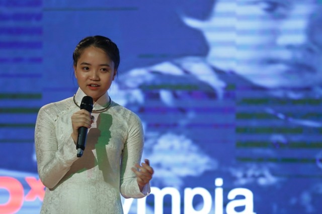 Học sinh Nguyễn Thu Yến tự tin chia sẻ quan điểm về người phụ nữ Việt Nam thế kỉ 21 tại TEDxOlympia