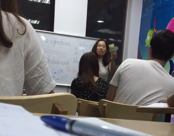 Giáo viên N.K.T. lớn tiếng tranh cãi, lăng mạ học sinh giữa lớp. Ảnh cắt từ clip. zing.vn