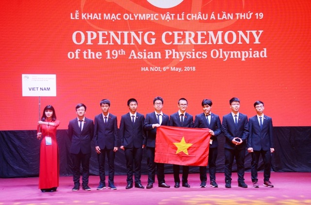 Đoàn Việt Nam tham dự APhO 2018