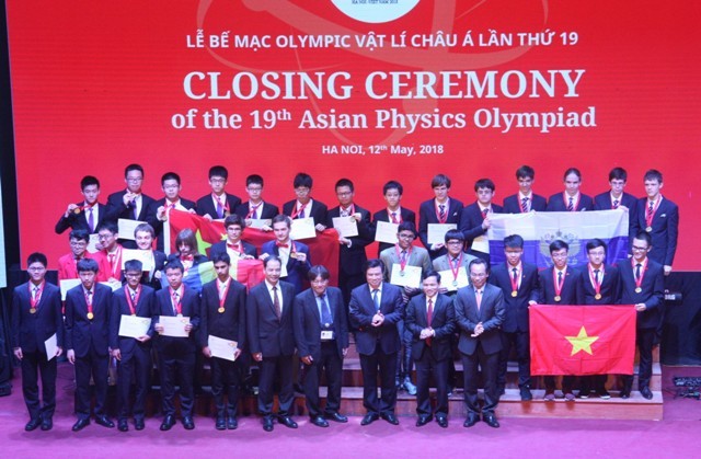Thứ trưởng Bộ GD&ĐT Nguyễn Hữu Độ, ông Leong Chuan Kwek – Chủ tịch APhO trao chứng nhận cho các thí sinh giành huy chương vàng, trong đó có 4 thí sinh Việt Nam