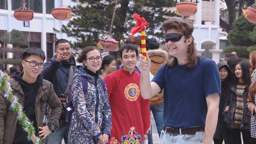 Sinh viên nước ngoài thích thú với trải nghiệm Tết Việt