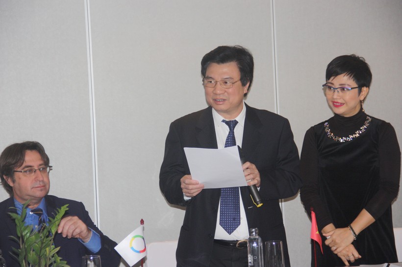 Thứ trưởng Bộ GD&ĐT Nguyễn Hữu Độ phát biểu tại phiên họp