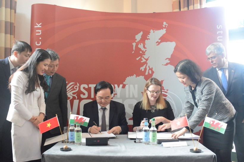 Bộ trưởng Bộ GD&ĐT Phùng Xuân Nhạ và Bộ trưởng Giáo dục xứ Wales ký Bản ghi nhớ hợp tác.