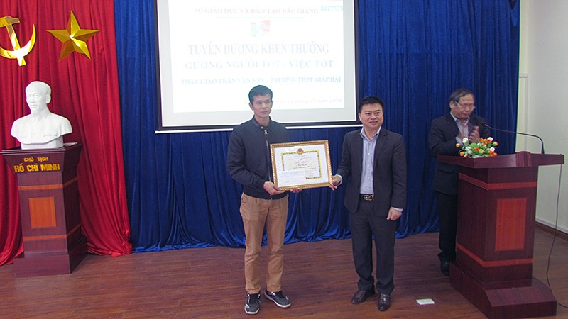 Ông Bạch Đăng Khoa - Phó Giám đốc Sở GD&ĐT (bên phải ảnh) trao giấy khen cho thầy giáo Thân Văn Sơn.