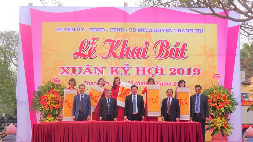Lãnh đạo Bộ GD&ĐT, Sở GD&ĐT Hà Nội và huyện Thanh Trì viết chữ khai bút đầu Xuân