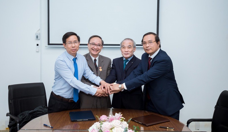 Ảnh từ trái sang: Ông Nguyễn Anh Ninh, ông Đặng Tư Ân, ông Nguyễn Vinh Hiển và ông Nguyễn Văn Phê tai lễ ký kết
