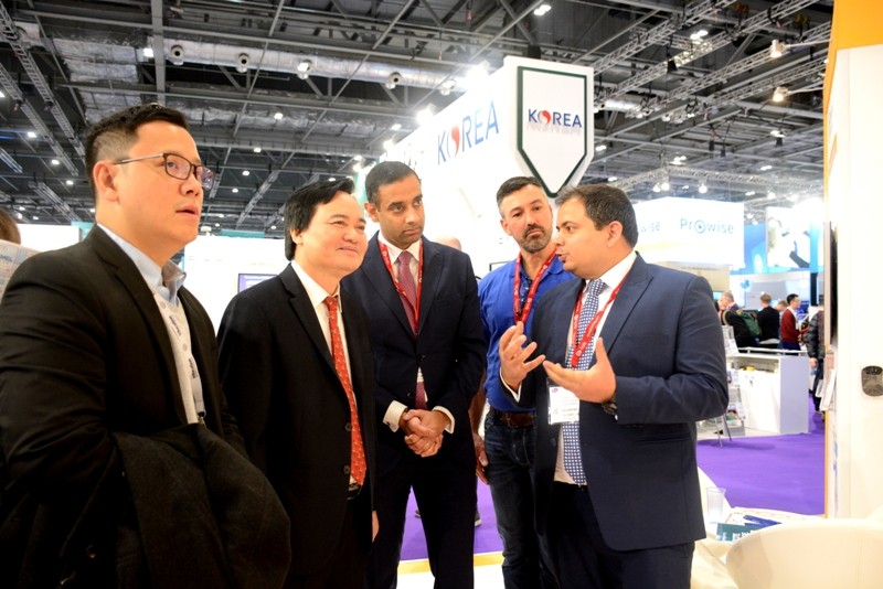 Bộ trưởng Bộ GD&ĐT Phùng Xuân Nhạ (thứ 2 từ trái sang) tại Triển lãm giáo dục công nghệ toàn cầu (BETT London 2019). 