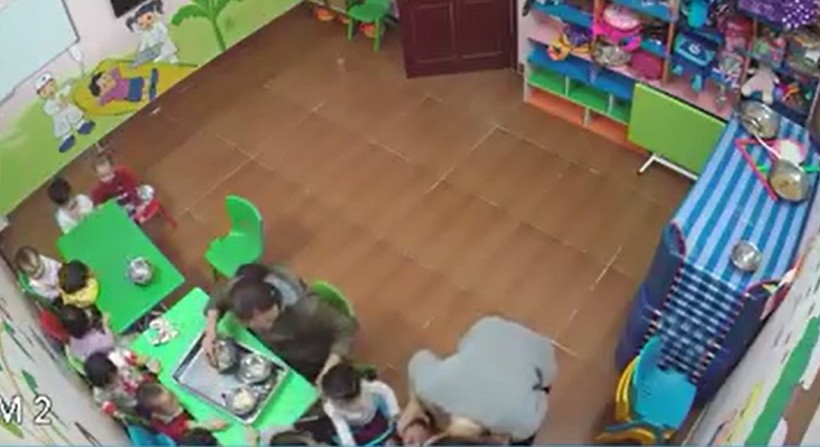 Ảnh chụp từ clip cho thấy cô giáo có hành vi bạo hành trẻ
