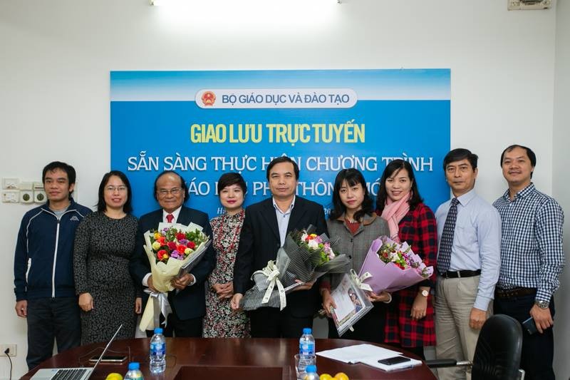 Phó TBT Báo GD&TĐ Dương Thanh Hương (thứ 4 từ trái sang) cùng các chuyên gia tham gia giao lưu trực tuyến. Ảnh: Thế Đại.