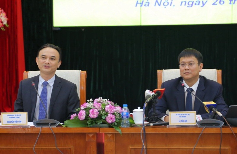 Thứ trưởng Bộ GDĐT Lê Hải An và Chánh Văn phòng Nguyễn Viết Lộc chủ trì họp báo. Ảnh: Bá Hải