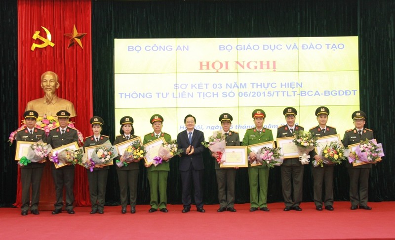 Bộ trưởng Bộ GDĐT Phùng Xuân Nhạ trao Bằng khen cho các tập thể thuộc Bộ Công an vì có thành tích xuất sắc, tiêu biểu trong công tác bảo đảm an ninh trật tự trường học giai đoạn 2015-2018.