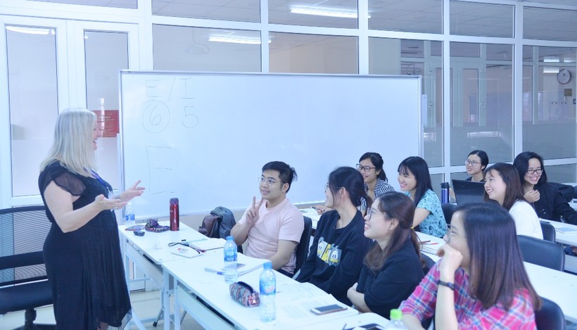 Sinh viên khoa Quản trị kinh doanh - Du lịch (Trường ĐH Hà Nội) đang học tập với  các chuyên gia nước ngoài. Ảnh: Hiếu Nguyễn