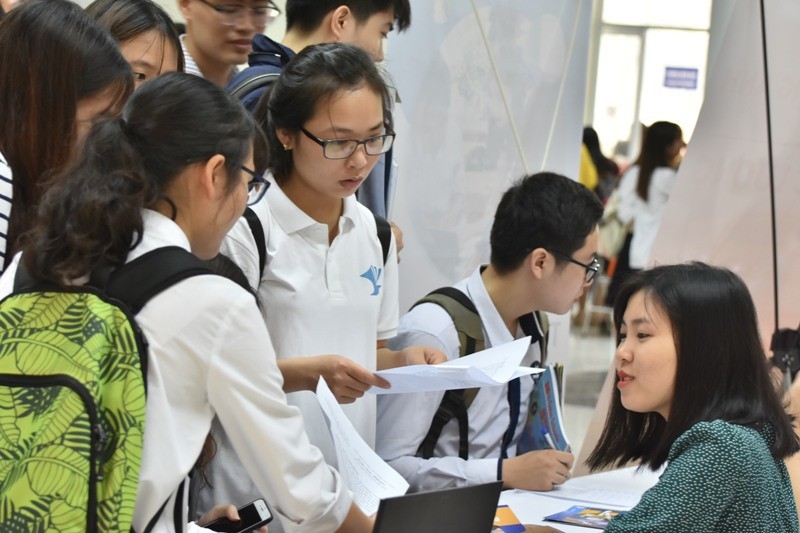 Ngày hội việc làm được Trường ĐHSP Hà Nội thu hút đông đảo sinh viên tham gia