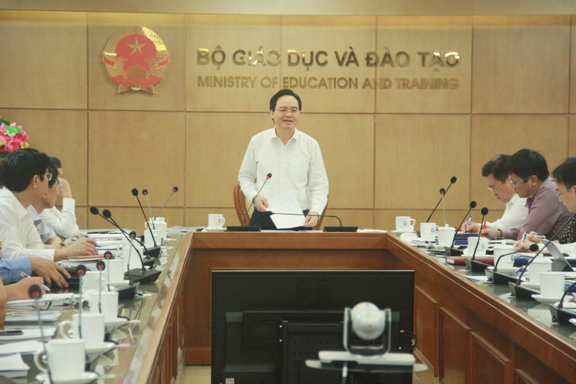 Bộ trưởng Bộ GD&ĐT Phùng Xuân Nhạ phát biểu tại phiên họp