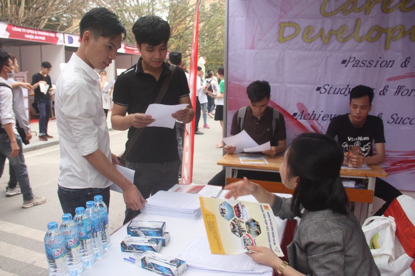 Sinh viên trao đổi với nhà tuyển dụng tại ngày hội việc làm Trường ĐH Công nghiệp Hà Nội.