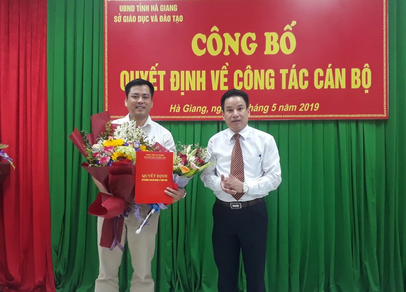 Ông Nguyễn Thế Bình trao Quyết định bổ nhiệm và tặng hoa chúc mừng ông Trần Nhật Khánh